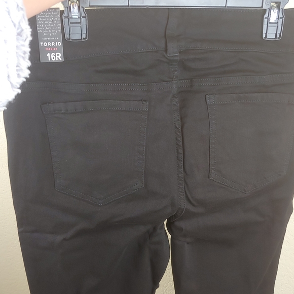 Torrid premium cropped jegging black jeans distressed raw hem size 16 - Picture 6 of 16